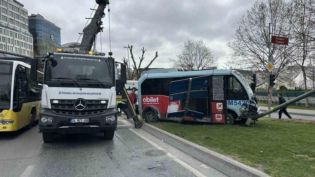 Beyoğlu’nda minibüs ile otomobil çarpıştı: 5 yaralı