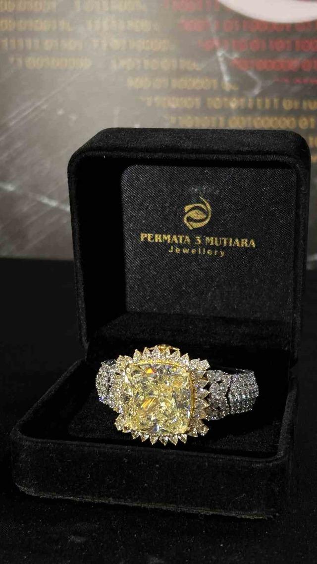 Kapalı&ccedil;arşı&rsquo;da satılmaya &ccedil;alışılan 80 karatlık ka&ccedil;ak elmas sergilendi 3