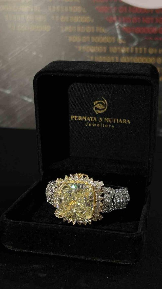 Kapalı&ccedil;arşı&rsquo;da satılmaya &ccedil;alışılan 80 karatlık ka&ccedil;ak elmas sergilendi 2