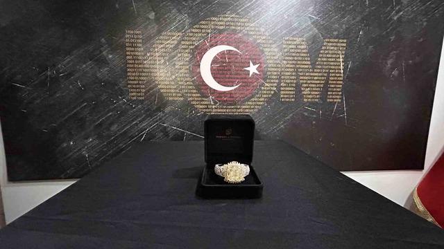 Kapalı&ccedil;arşı&rsquo;da satılmaya &ccedil;alışılan 80 karatlık ka&ccedil;ak elmas sergilendi 1