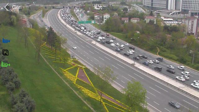 Kavacık'ta trafik kazası: TEM trafiğe kapandı (1)