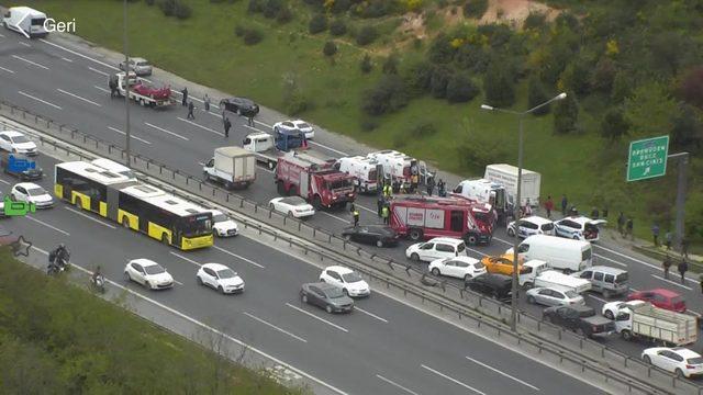 Kavacık'ta trafik kazası: TEM trafiğe kapandı (1)