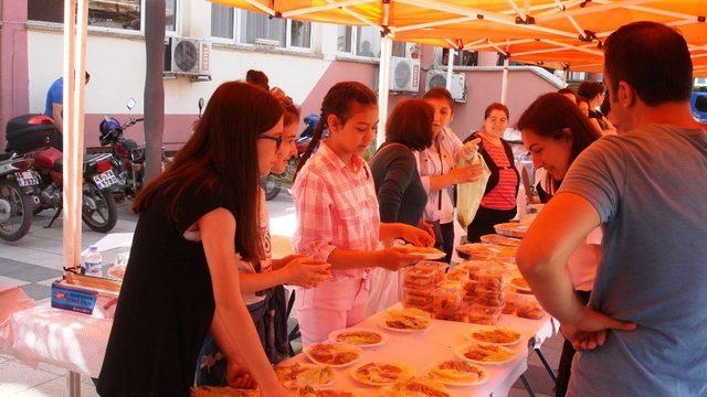 Emekli olduğu okulun kermesine köfte yaparak destek verdi