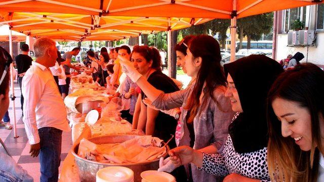 Emekli olduğu okulun kermesine köfte yaparak destek verdi