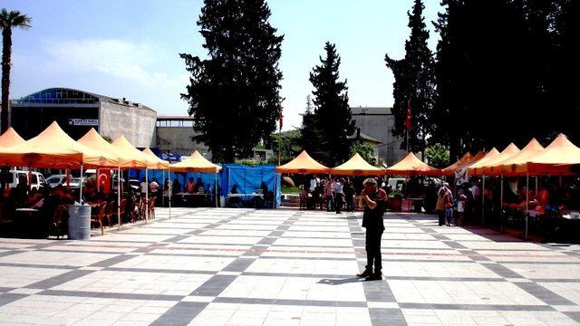 Emekli olduğu okulun kermesine köfte yaparak destek verdi