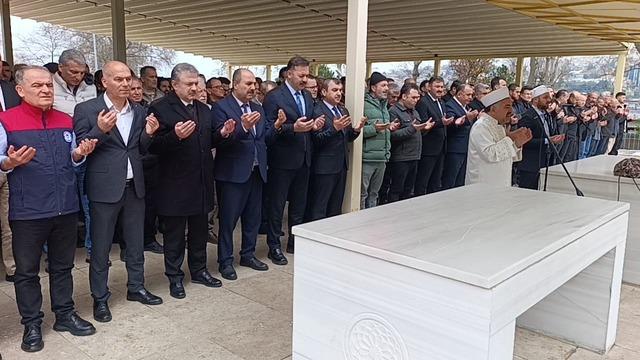 Saldırılarda hayatını kaybedenler i&ccedil;in gıyabi cenaze namazı kılındı 1