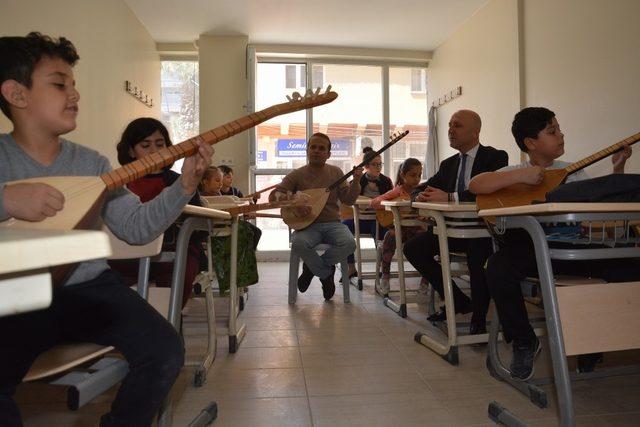 Başkan Özbaş, kursiyerlerin çaldığı parçalara eşlik etti