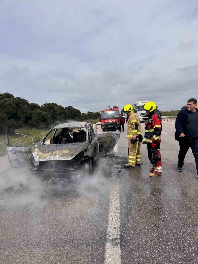 Biga-bandırma karayolunda &ccedil;ıkan ara&ccedil; yangını s&ouml;nd&uuml;r&uuml;ld&uuml; 4