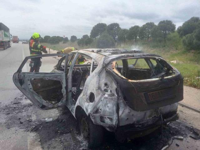 Biga-bandırma karayolunda &ccedil;ıkan ara&ccedil; yangını s&ouml;nd&uuml;r&uuml;ld&uuml; 3