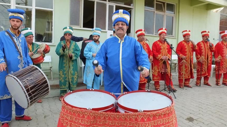 Gelini mehteran takımı ile aldı