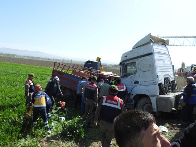 Çorum'da TIR ile kamyonet çarpıştı: 1 ölü, 4 yaralı