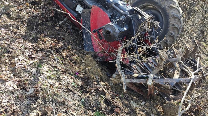 Sivas'ta devrilen trakt&ouml;r&uuml;n s&uuml;r&uuml;c&uuml;s&uuml; hayatını kaybetti, 1 kişi yaralandı