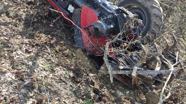 Sivas'ta devrilen traktörün sürücüsü hayatını kaybetti, 1 kişi yaralandı