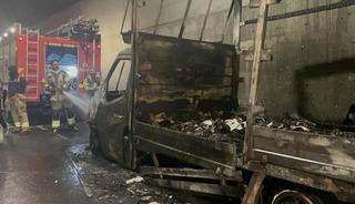 Sabiha G&ouml;k&ccedil;en Havalimanı'nda b&uuml;y&uuml;k tehlike: Ara&ccedil; alev alev yandı