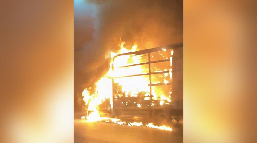 Yer: İstanbul! Kamyonette &ccedil;ıkan yangın paniğe neden oldu