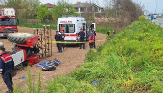 Sakarya'da acı olay! Devrilen trakt&ouml;r&uuml;n s&uuml;r&uuml;c&uuml;s&uuml; &ouml;ld&uuml;