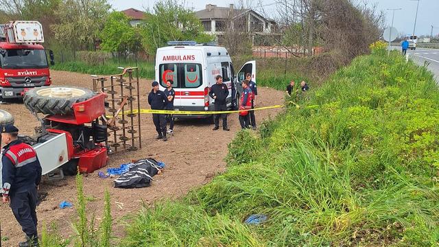 Sakarya'da acı olay! Devrilen traktörün sürücüsü öldü