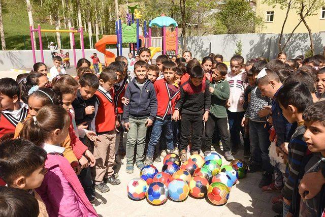 Kan davasına karşı futbol toplarıyla mesaj verdi