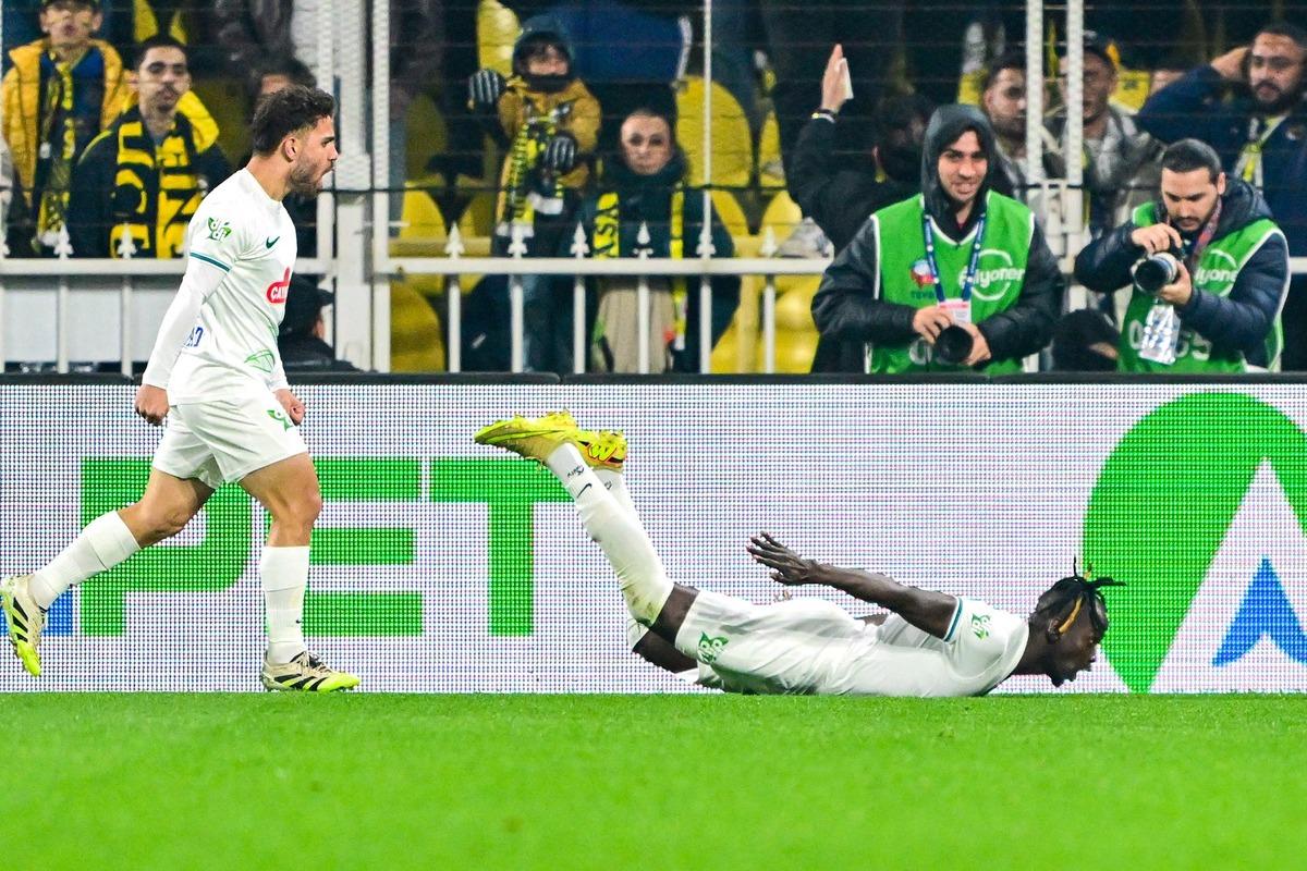 Fenerbah&ccedil;e nin "uzatma" &ccedil;ilesi bitmek bilmiyor! Lanet geri d&ouml;nd&uuml; 1