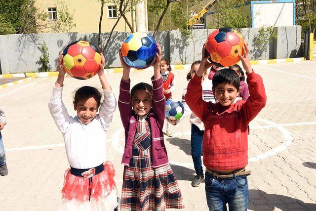 Kan davasına karşı futbol toplarıyla mesaj verdi