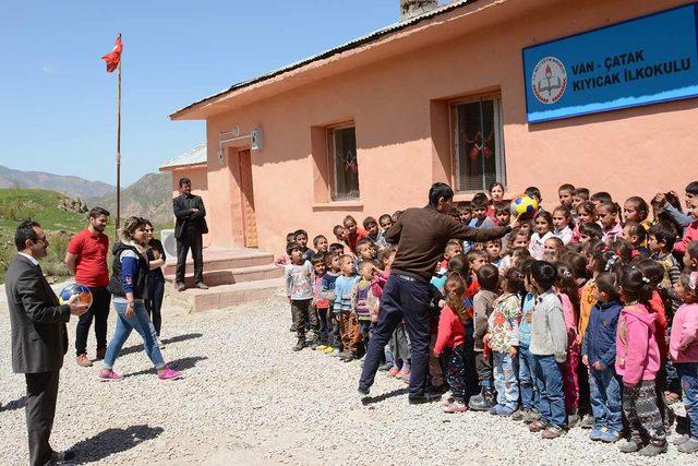 Kan davasına karşı futbol toplarıyla mesaj verdi