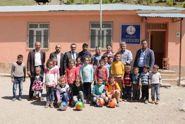 Kan davasına karşı futbol toplarıyla mesaj verdi