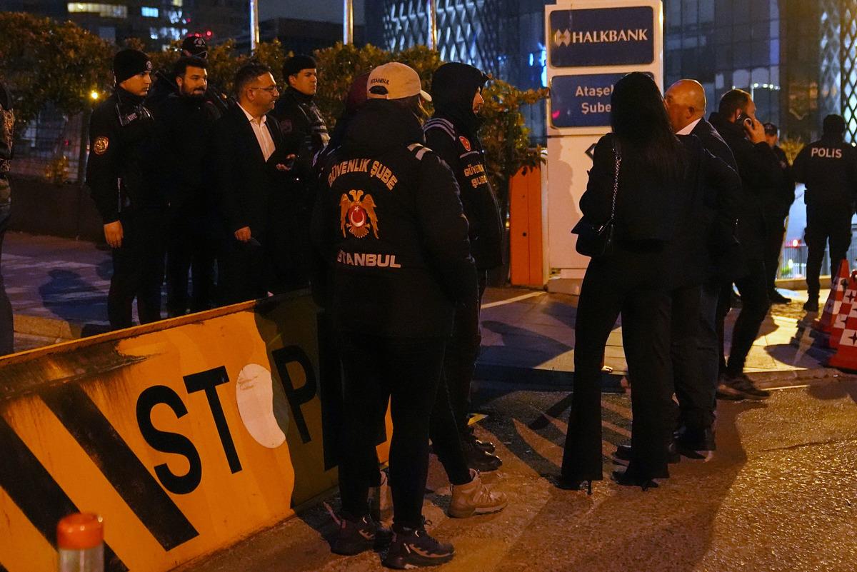 Ataşehir Belediyesi ne gece yarısı operasyon: Onursal Adıg&uuml;zel de aralarında! İşte g&ouml;zaltı listesi 2