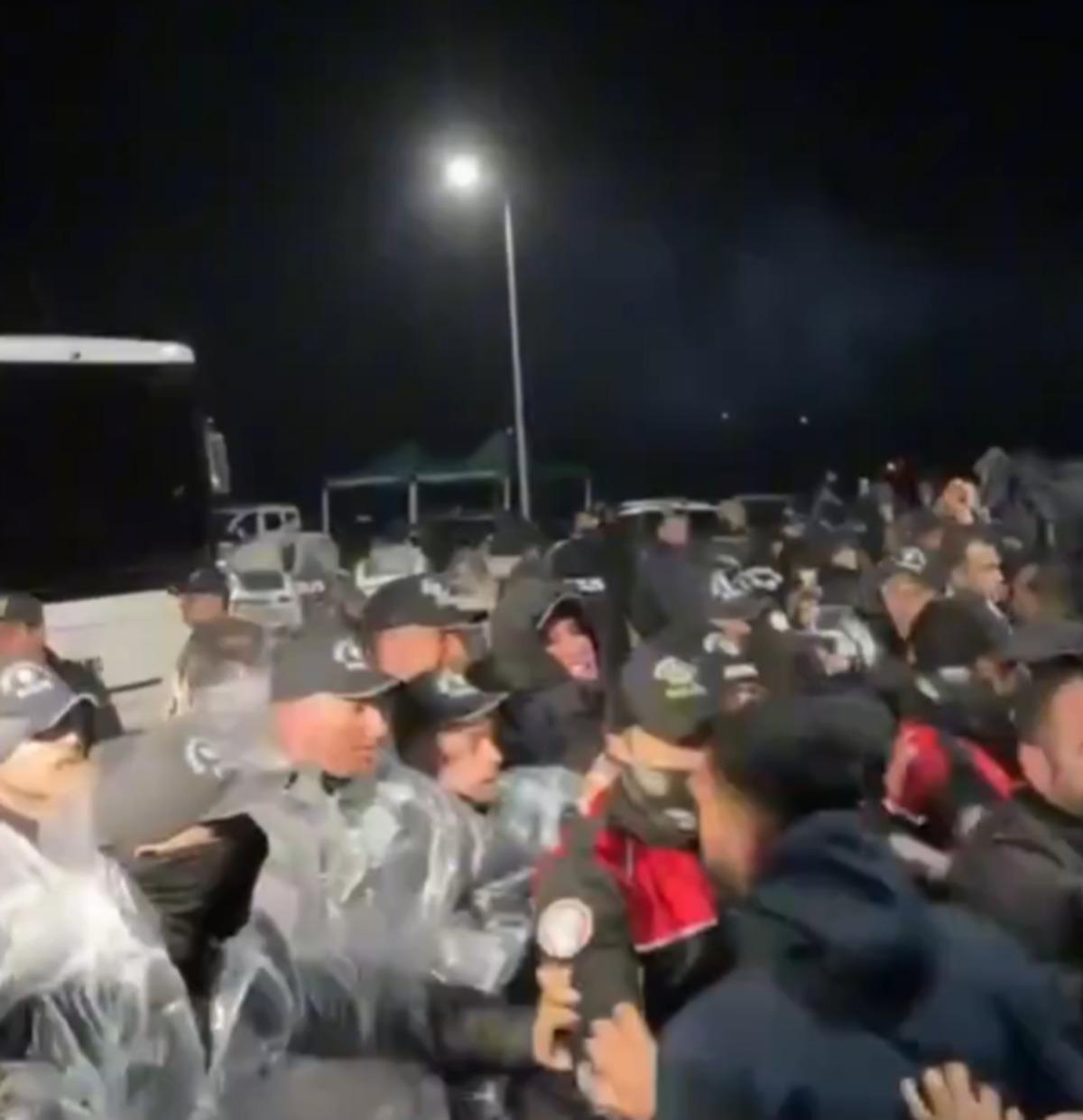 Eski vali Tuncay Sonel ve oğluna b&uuml;y&uuml;k &ouml;fke!  Katil  sloganlarıyla lin&ccedil; girişimi 2