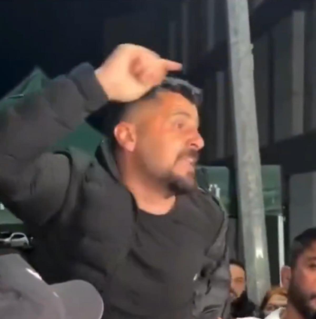 Eski vali Tuncay Sonel ve oğluna b&uuml;y&uuml;k &ouml;fke!  Katil  sloganlarıyla lin&ccedil; girişimi 3