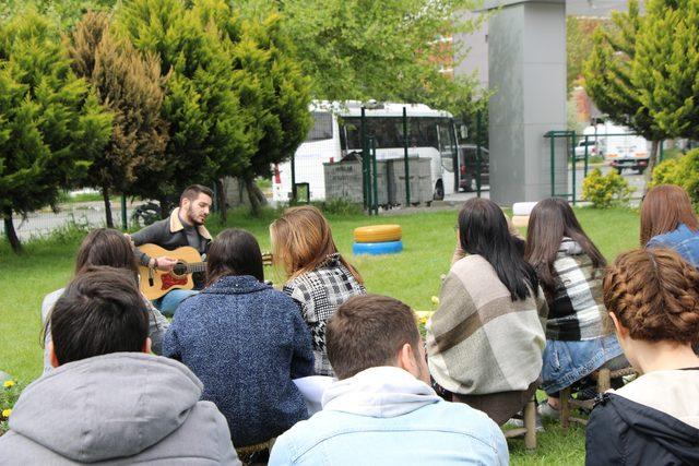 Üniversiteli öğrencilerden geri dönüşüme farkındalık için “Dönerse Senindir” projesi