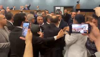 İzmir Belediye Meclisi karıştı! Yumruk ve k&uuml;f&uuml;rler havada u&ccedil;uştu