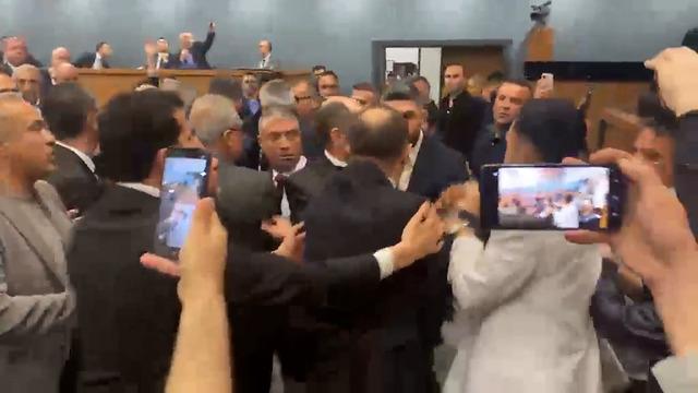 İzmir Belediye Meclisi karıştı! Yumruk ve küfürler havada uçuştu