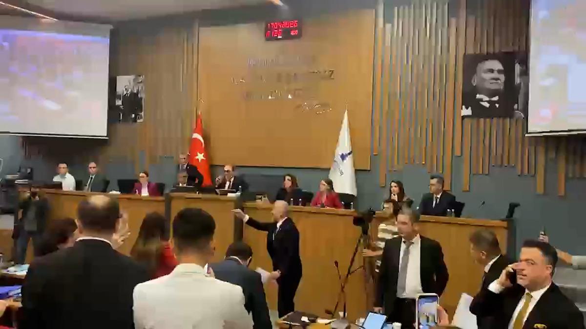 İzmir Belediye Meclisi karıştı! Yumruk ve k&uuml;f&uuml;rler havada u&ccedil;uştu 1