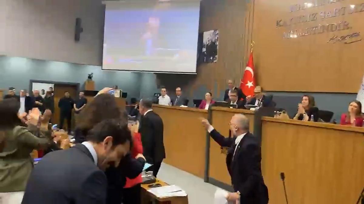 İzmir Belediye Meclisi karıştı! Yumruk ve k&uuml;f&uuml;rler havada u&ccedil;uştu 2