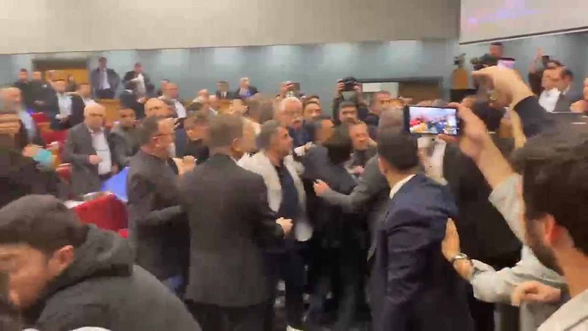 İzmir Belediye Meclisi karıştı! Yumruk ve k&uuml;f&uuml;rler havada u&ccedil;uştu 3