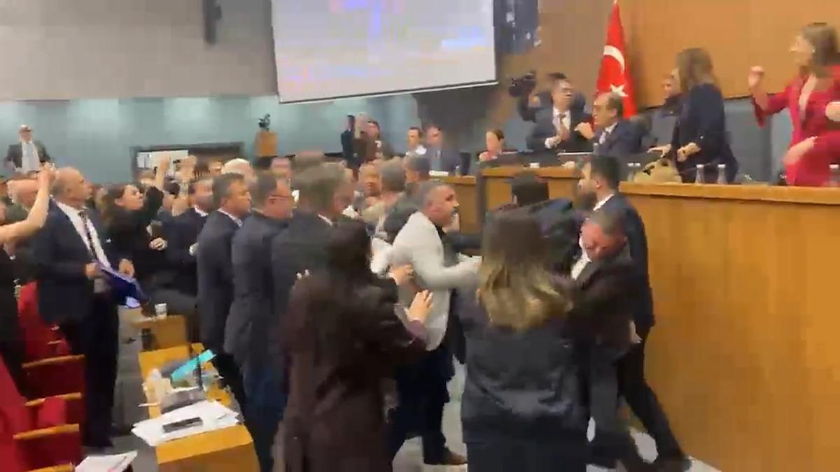 İzmir Belediye Meclisi karıştı! Yumruk ve k&uuml;f&uuml;rler havada u&ccedil;uştu 4