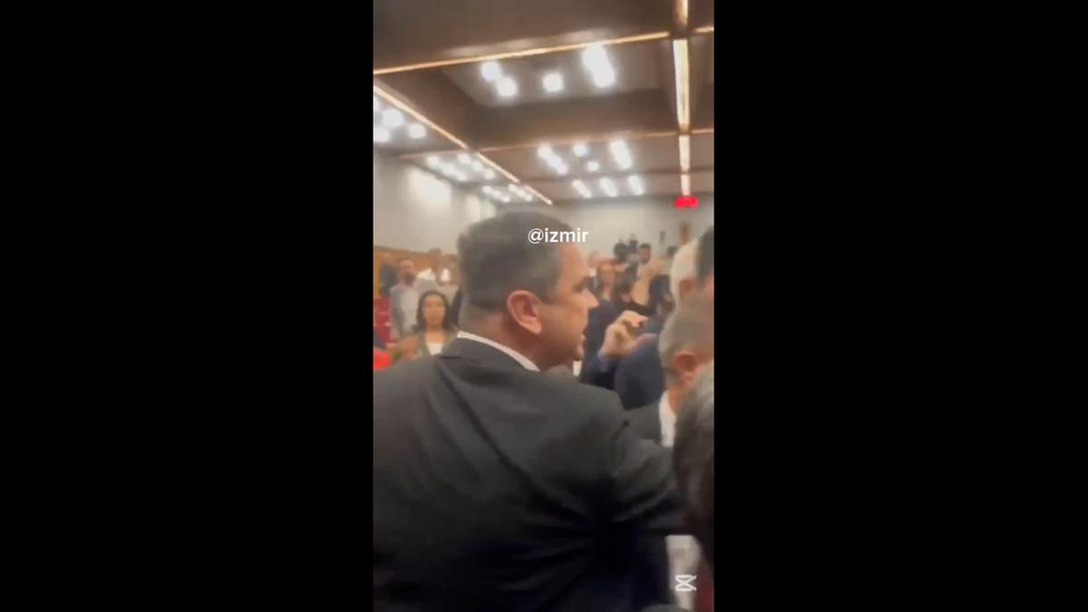 İzmir Belediye Meclisi karıştı! Yumruk ve k&uuml;f&uuml;rler havada u&ccedil;uştu 5