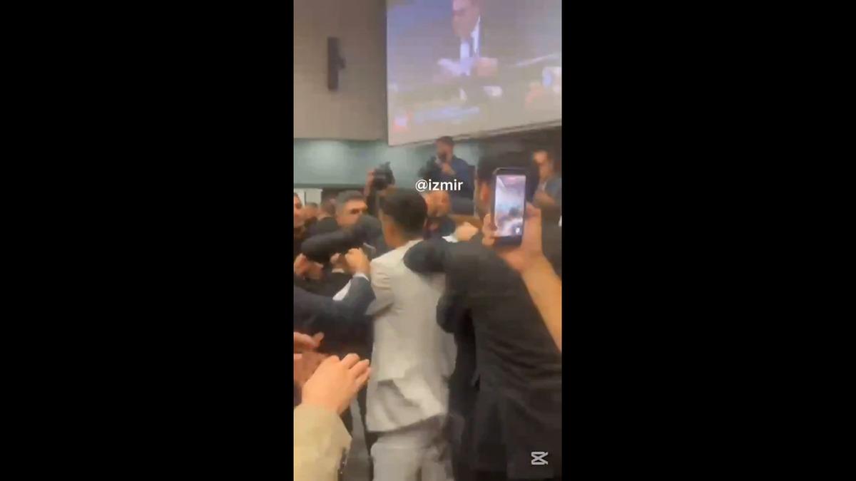 İzmir Belediye Meclisi karıştı! Yumruk ve k&uuml;f&uuml;rler havada u&ccedil;uştu 6