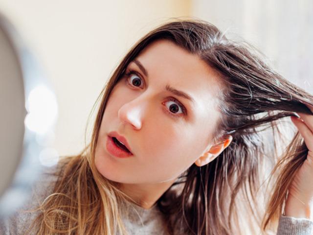 Her ay aynı sorun! Sa&ccedil;ların aniden yağlanmasının nedeni ortaya &ccedil;ıktı