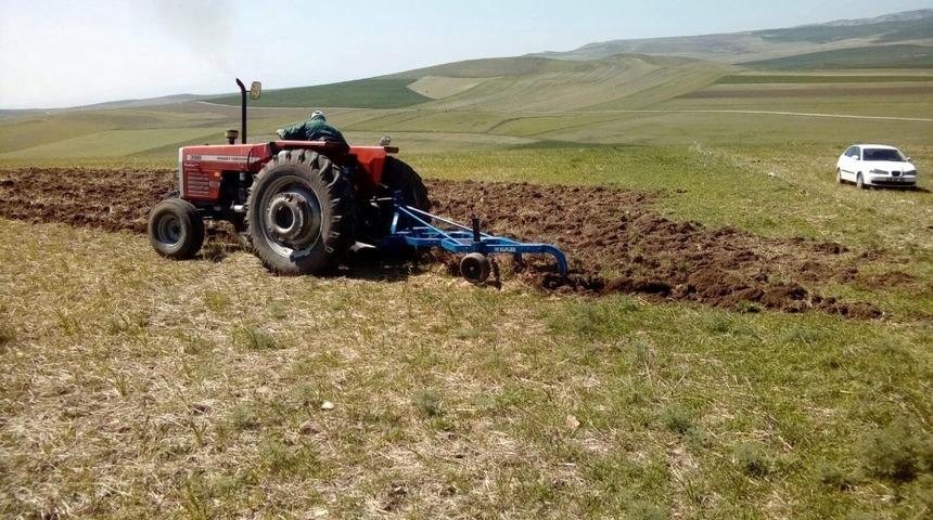 Yerk&ouml;y&rsquo;de 200 bin dekar alanda anız s&uuml;r&uuml;m&uuml;ne başlanıldı