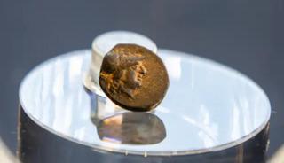 2.300 yıllık: 13 yaşındaki &ccedil;ocuk yerde hazine buldu!