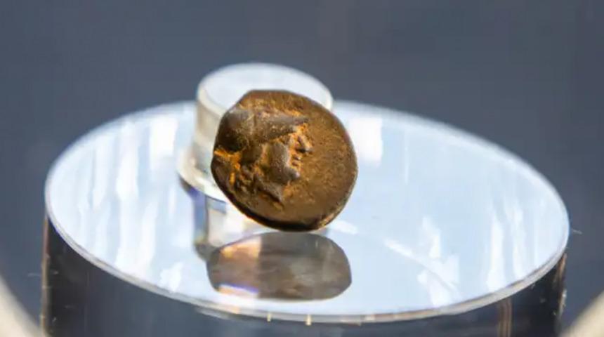 2.300 yıllık gizem: 13 yaşındaki &ccedil;ocuk tesad&uuml;fen yerde hazine buldu!