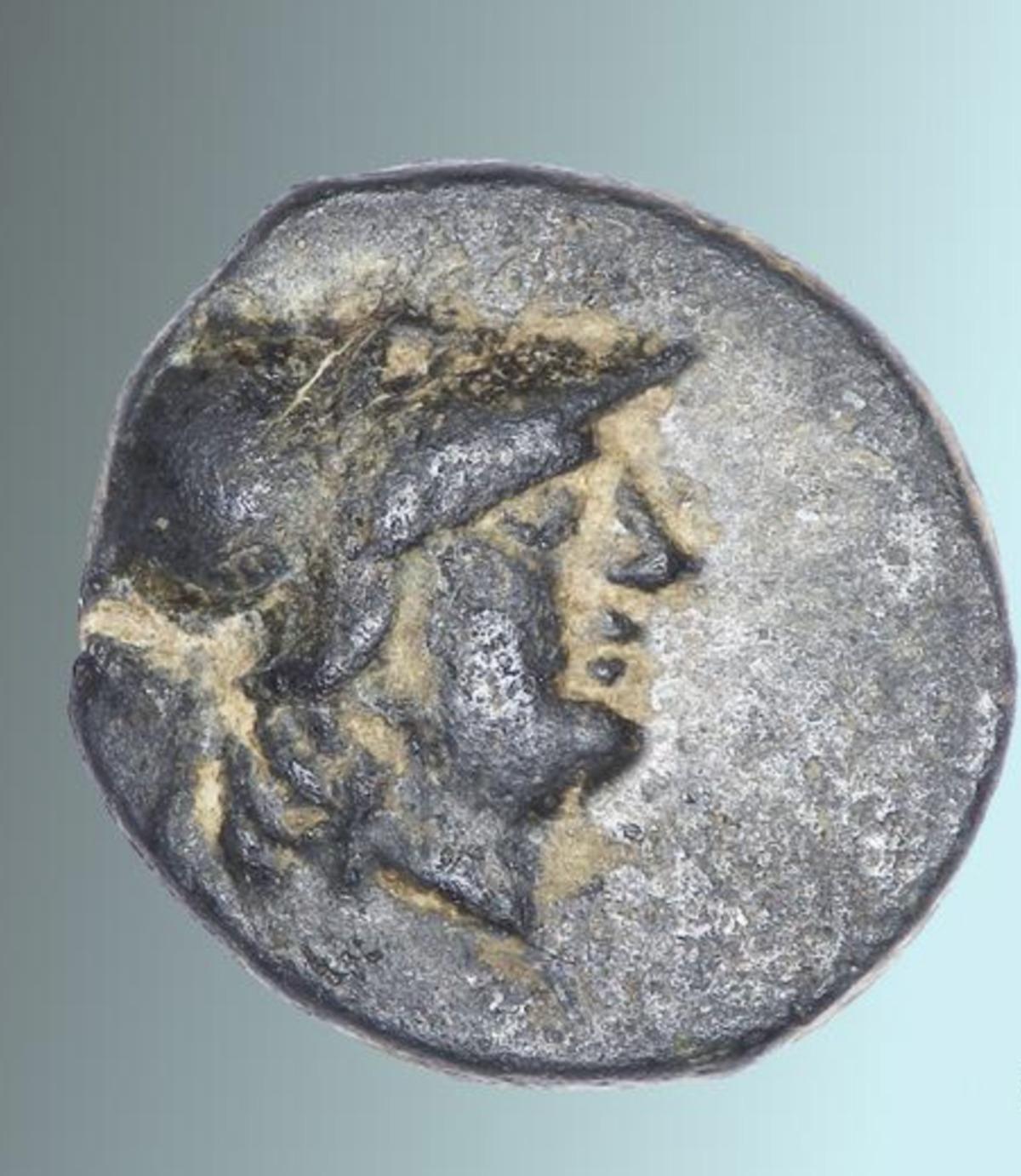 2.300 yıllık gizem: 13 yaşındaki &ccedil;ocuk tesad&uuml;fen yerde hazine buldu! 1