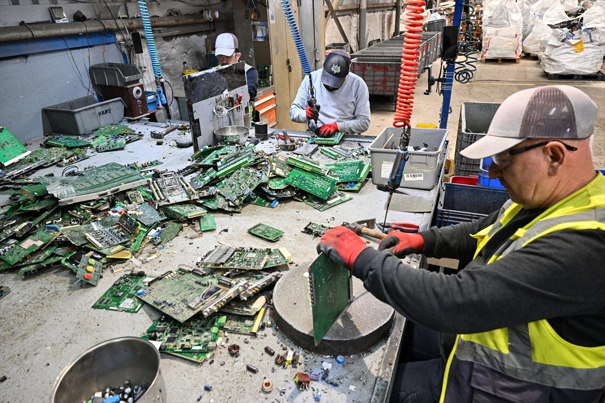 Eski telefonunu &ccedil;&ouml;pe atanlar dikkat! İ&ccedil;inden altın &ccedil;ıkıyor 1