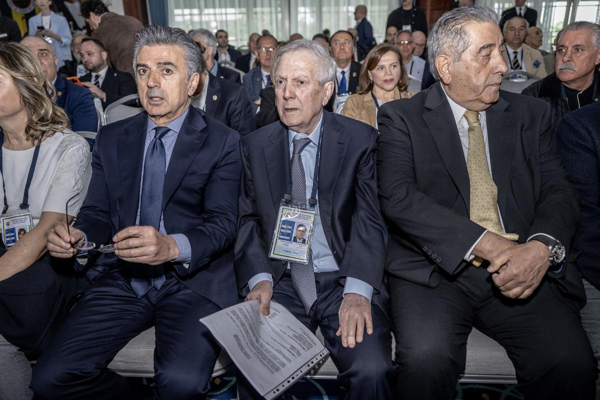 Aziz Yıldırım 3 Fenerbah&ccedil;eli futbolcunun ismini verdi: "Bu Sidiki Cherif i kim aldı?" 1