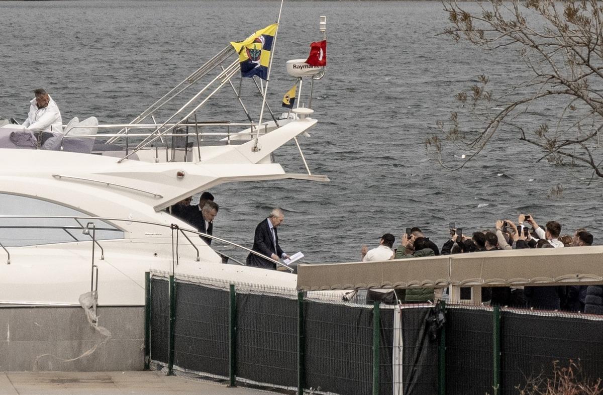 Aziz Yıldırım 3 Fenerbah&ccedil;eli futbolcunun ismini verdi: "Bu Sidiki Cherif i kim aldı?" 4