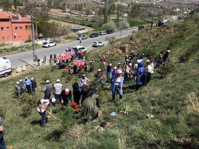 Şehitler anısına fidanlar toprak ile buluştu