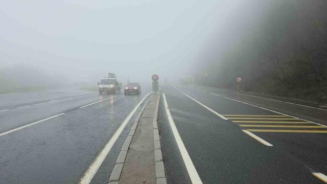 Yoğun sis Bolu Dağı&rsquo;nı kapladı 4