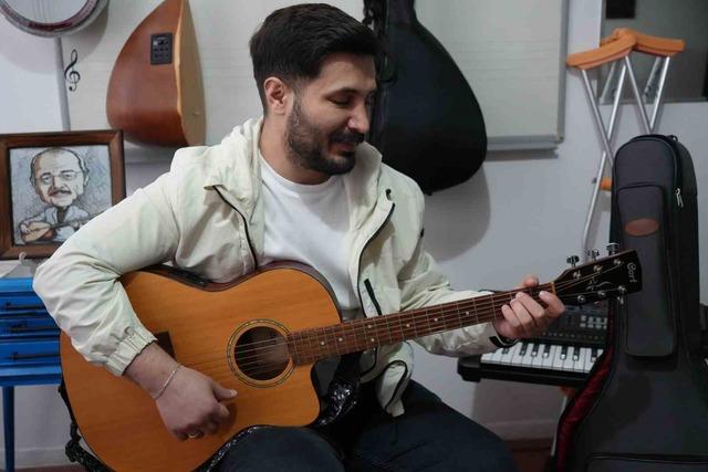 Trafik kazası sonrası engelli kalan gen&ccedil; &ouml;ğretmenin azmi 1