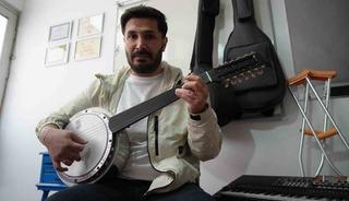 Trafik kazası sonrası engelli kalan gen&ccedil; &ouml;ğretmenin azmi